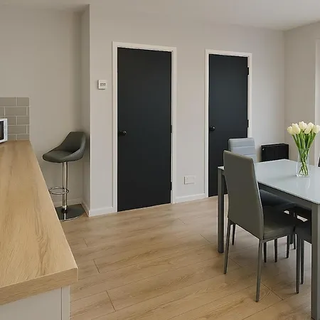 Modern 3 Bed Duplex Апартаменти